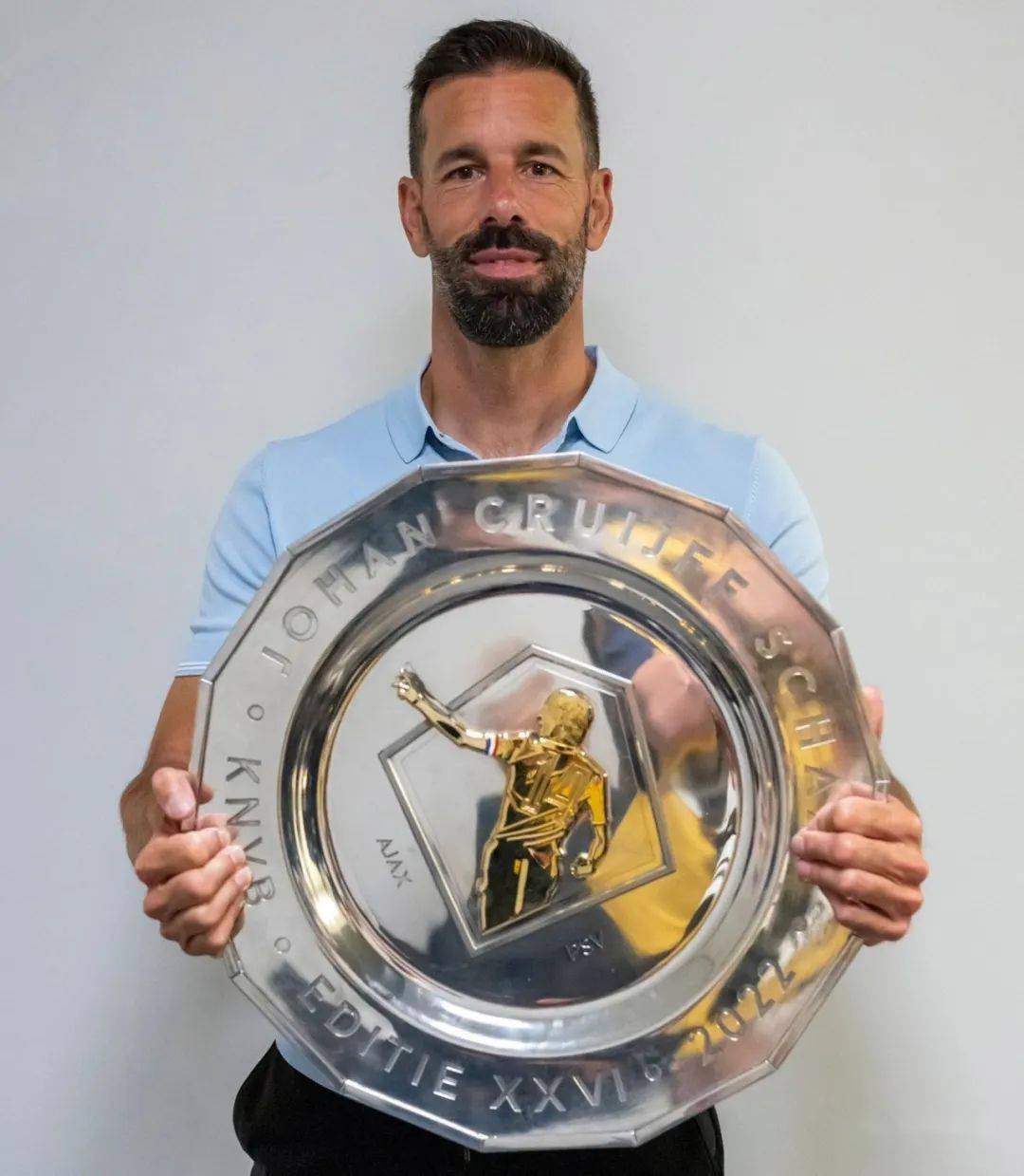 埃因霍温发布备战花絮，集结日复出首秀，足总杯任务艰巨，高层口径保持一致的简单介绍