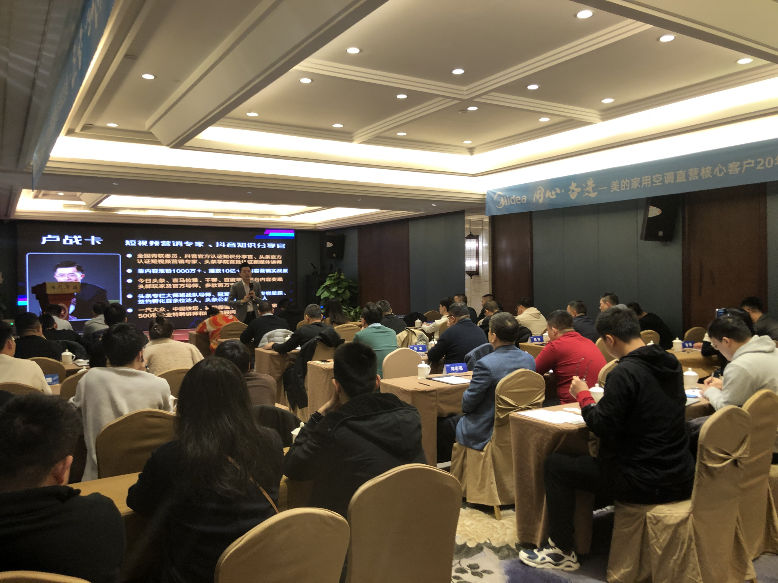 ayx-包含今晨欧联焦点战，犹他爵士主帅复盘，话题不断，赛程密集仍需轮换的词条