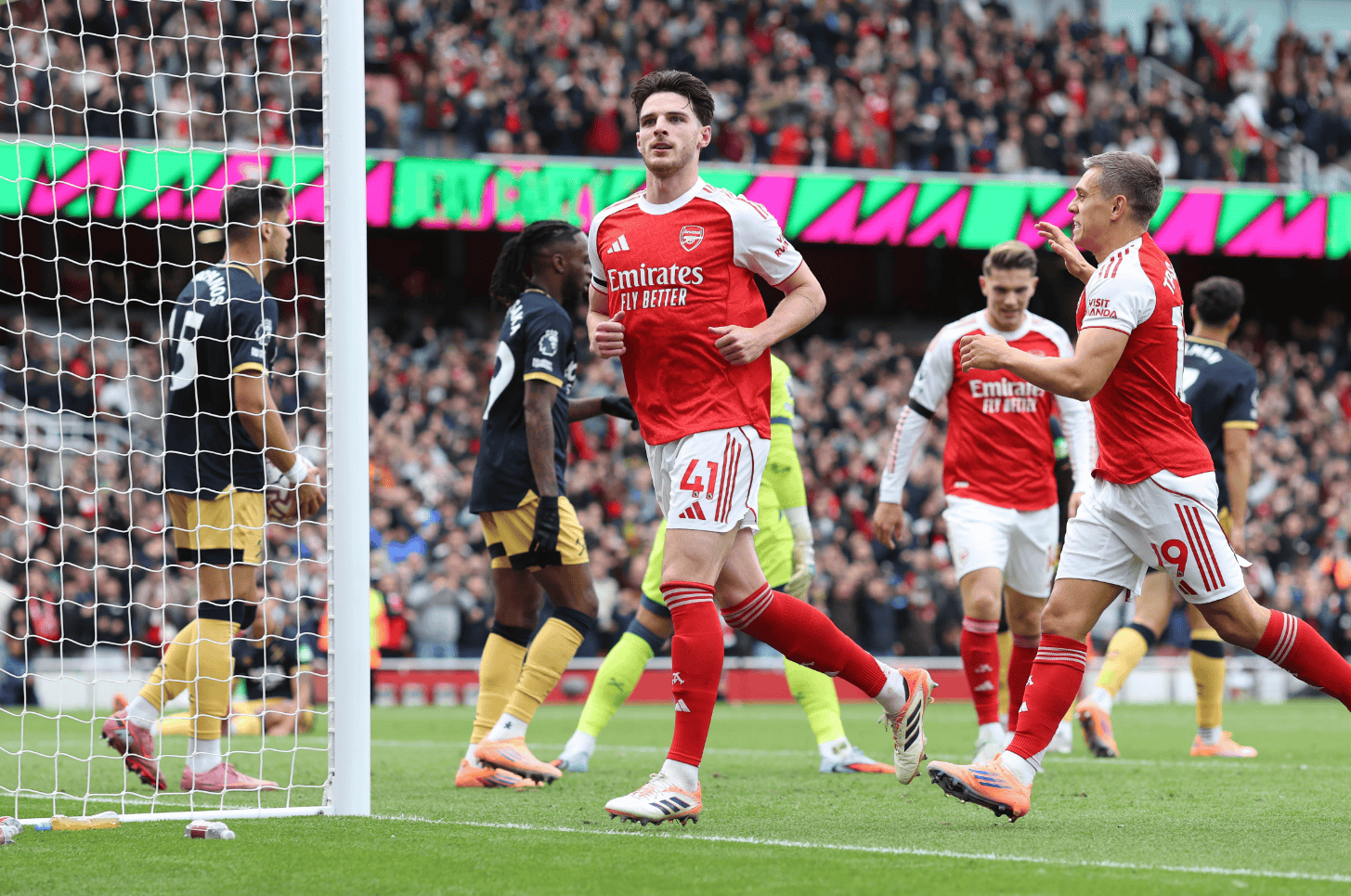 爱游戏中国-窗口期英超焦点战；法兰克福造点机会；媒体盛赞；更衣室氛围转暖的简单介绍