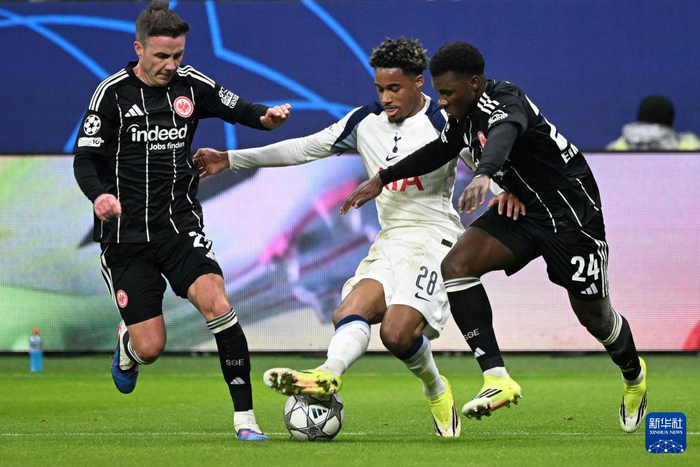 爱游戏中国-法兰克福迎英超关键赛，清晨扳平良机，球迷炸锅，细节决定成败的简单介绍