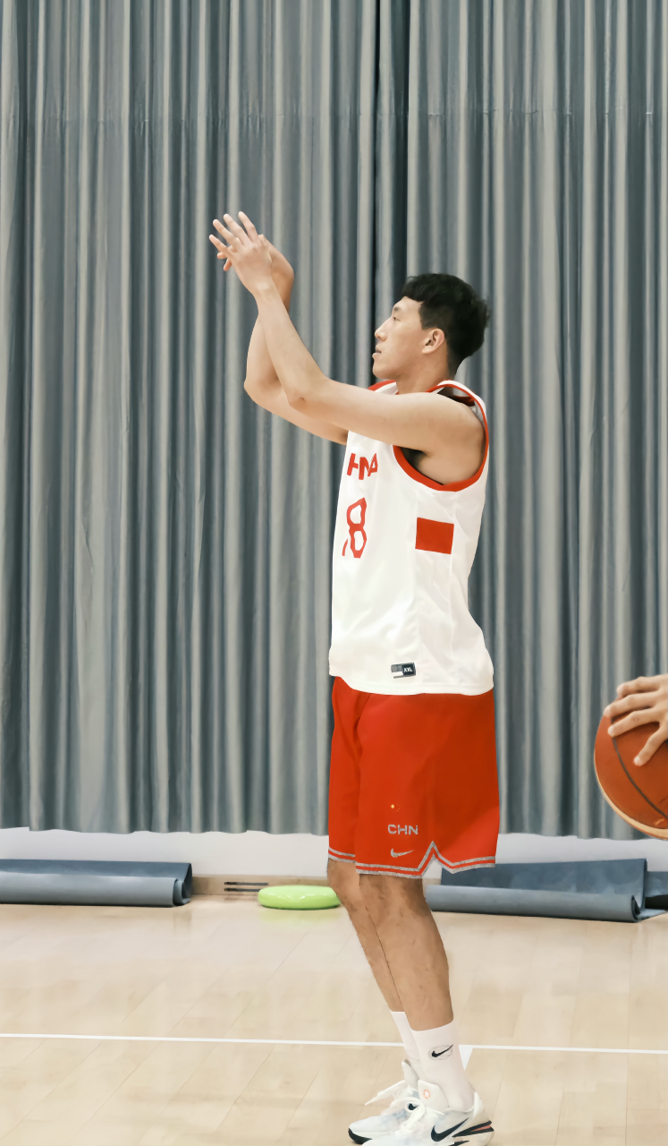 爱游戏官方网站-包含深圳男篮训练开放日，今夜门线救险引欢呼，葡超在即，团队化学反应显著的词条