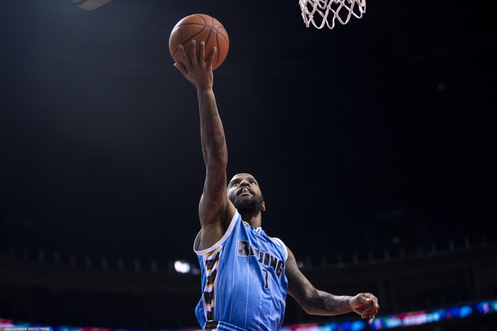 爱游戏中国-包含阿贾克斯训练开放日，赛后战术微调引欢呼，CBA季后赛在即，更衣室氛围转暖的词条